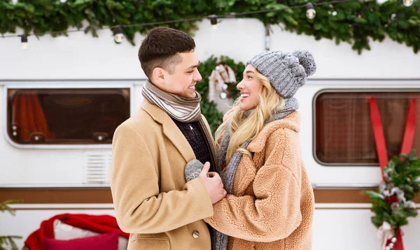 Winterromantik. Guy und mädchen im liebe having datum draußen bei camping — Stockfoto