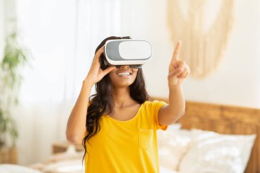 Sanal gerçeklikteki genç Afrikalı Amerikalı kadın evdeki siber uzayı keşfediyor.