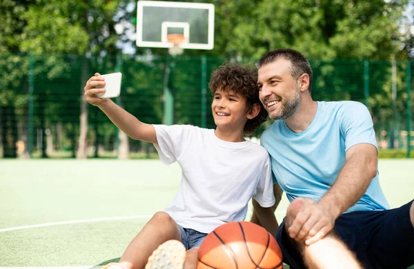 Happy sporty family taking selfie using smart phone — Stock Photo, Image