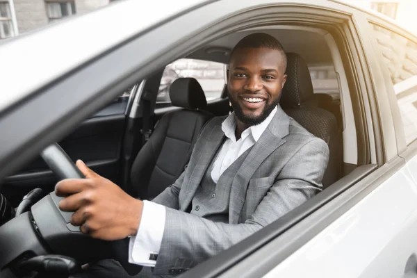 Bello sorridente uomo d'affari nero guida auto di lusso — Foto Stock
