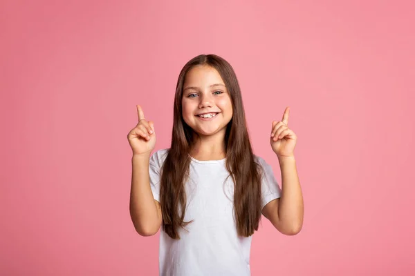 Emotions of happy preschooler. Funny little kid shows two fingers up at copy space — Stock Photo, Image