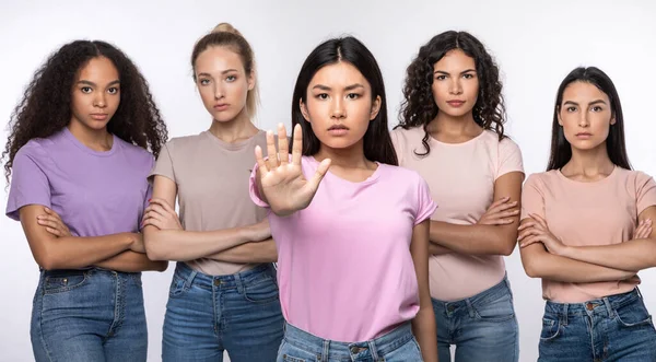 Asiatique femme gestuelle arrêter protéger groupe de dames, studio shot — Photo