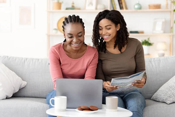 Ευτυχισμένες μαύρες κοπέλες που ελέγχουν ξενοδοχεία online, χρησιμοποιώντας laptop — Φωτογραφία Αρχείου