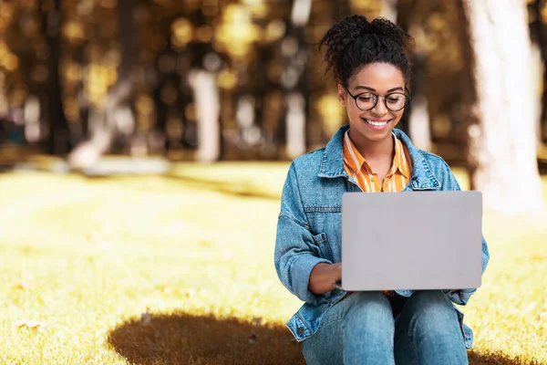 Serbest meslek hayatı. Siyah Kız Bilgisayarı Kullanıyor Çevrimiçi Çalışıyor Dışarıda Oturuyor — Stok fotoğraf