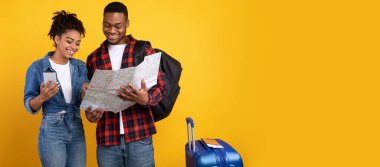 Sarı Arkaplanda Telefon Planlama Tatili Yapan Afrikalı Çift, Panorama