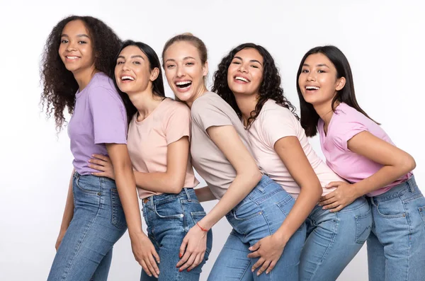 Positivo multicultural damas abrazando posando tener diversión sobre fondo blanco — Foto de Stock