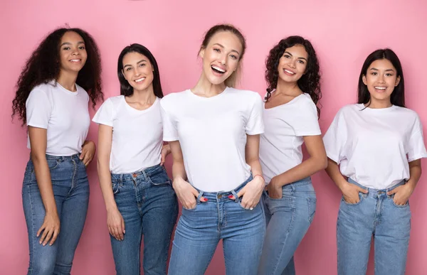 Cinco mulheres multiculturais posando sobre fundo de estúdio rosa — Fotografia de Stock