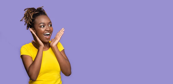 Surpreendido menina negra olhando para o espaço de cópia em roxo — Fotografia de Stock