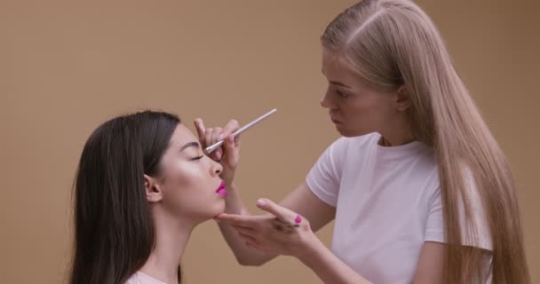 Profesjonalne makijaż artysta co uroczysty makijaż dla pięknej azjatyckiej pani — Wideo stockowe