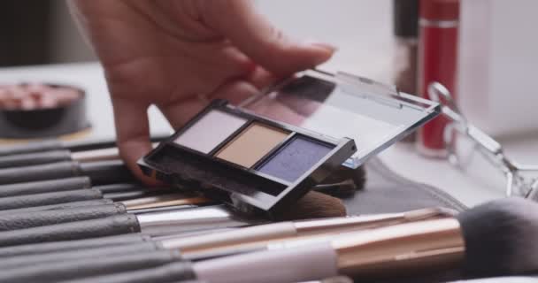 Primer plano de maquillaje artista tomando sombras en cepillo especial — Vídeo de stock