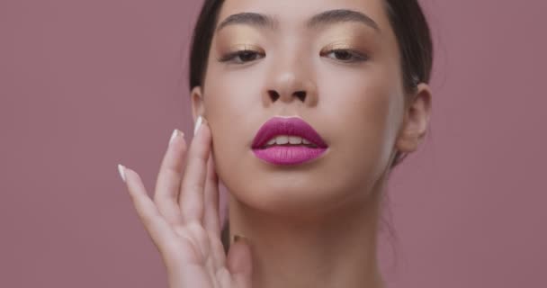 Retrato de belleza de hermosa modelo femenina asiática con maquillaje perfecto, de cerca — Vídeo de stock
