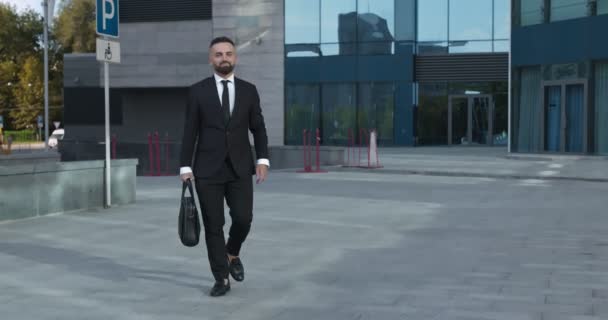Hombre de negocios alegre con maletín que va a la oficina y salta — Vídeos de Stock
