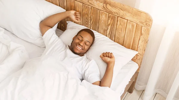 Homem Africano Americano Bem Dormido Acordando Em Casa, Alto Ângulo, Panorama — Fotografia de Stock