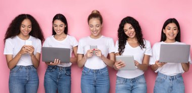 Gadget, Bilgisayar ve Akıllı Telefonlar Kullanan Çok Irklı Genç Kadınlar, Pembe Arkaplan