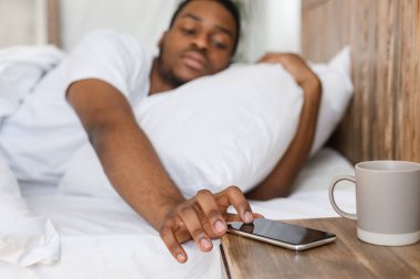 Smartphone için uzanan Uykucu Siyah Adam Alarm Saati Kapatıyor