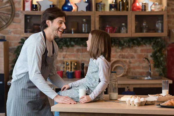 Schattig klein meisje hebben plezier met papa in keuken terwijl koken samen — Stockfoto