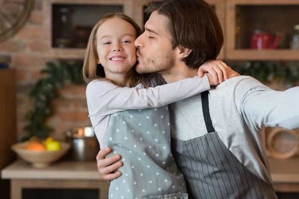Otcové lásky. Milující táta brát Selfie s malou dcerou v kuchyni — Stock fotografie