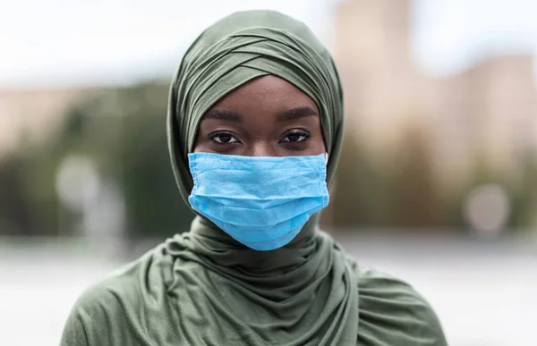 戴着蓝色医用防护面罩的黑人穆斯林妇女的画像 — 图库照片