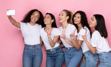 Smartphone 'da Selfie Yapan Kadın Grup Pembe Arkaplanda Poz Veriyor