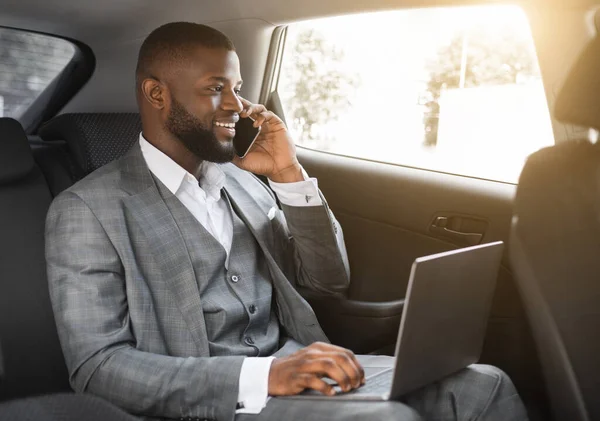 Felice uomo d'affari nero parlando al telefono in auto — Foto Stock