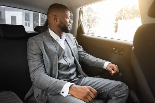 Elegáns afro-amerikai üzletember néz be az ablakon — Stock Fotó