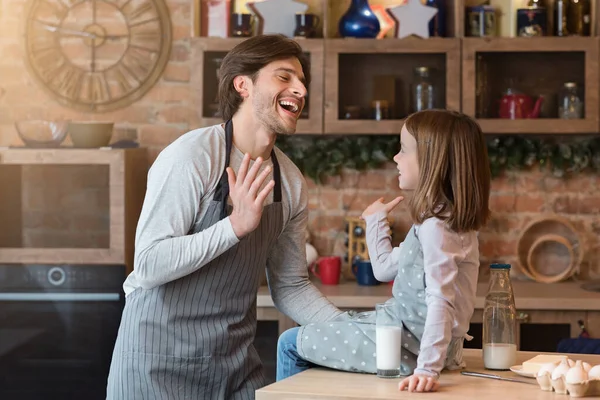 Mutfak eğlencesi. Genç Baba ve küçük kızı birlikte yemek pişirirken gülüyorlar. — Stok fotoğraf