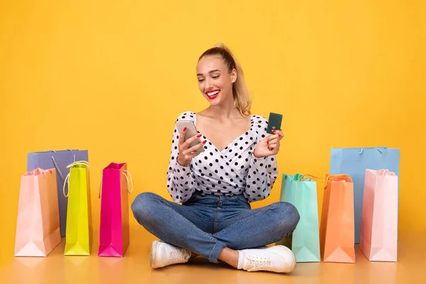 Donna felice con cellulare e carta di credito — Foto Stock
