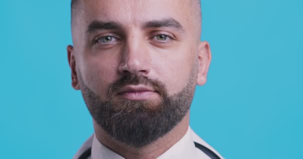 Nahaufnahme Porträt eines zustimmenden Arztes, Kopfnicken als Akzeptanz — Stockvideo