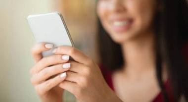 Modern Akıllı Telefon Kullanan, Mesajlaşan veya İnternet Tarayan Tanımlanamayan Kadın Resmi