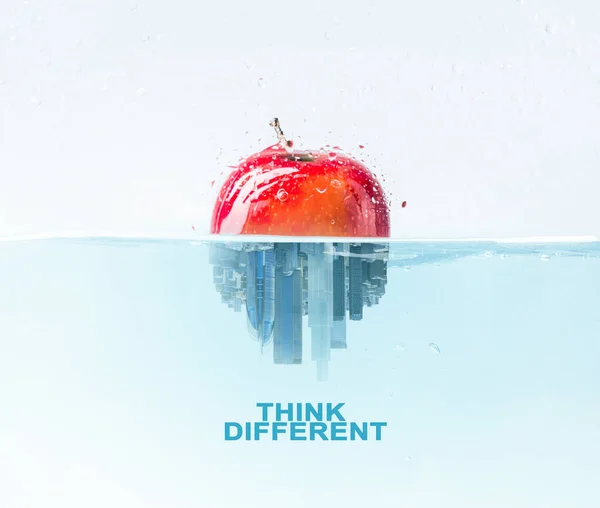 Половина яблука напівміський хмарочос під водою, подумайте про різне написання — стокове фото