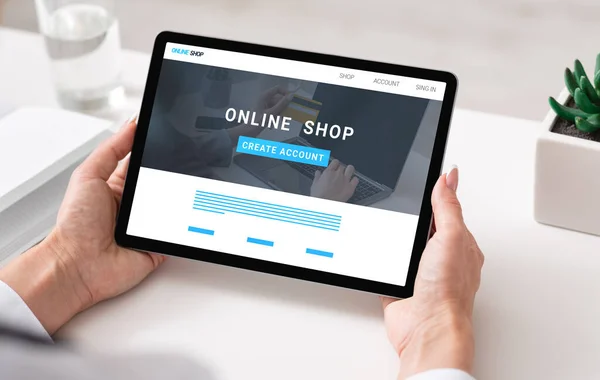 Empresária irreconhecível usando tablet com loja on-line homepage na tela no escritório, colagem — Fotografia de Stock