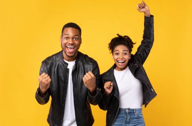 Neşeli Siyah Eşler Evet Pozisyonu Sarı Arkaplanda