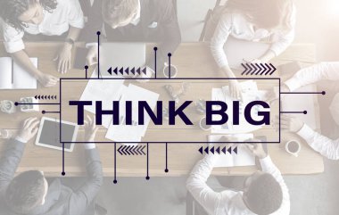 Ofiste iş görüşmesi yapan ekibin üzerine büyük bir mesaj düşün.