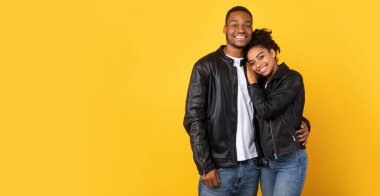 Siyah deri ceketler giyen Afrikalı çift, Stüdyo Çekimi