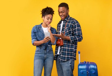 Akıllı Telefon Kullanan Afrikalı Turist Çifti Seyahat Yeri, Stüdyo Çekimi