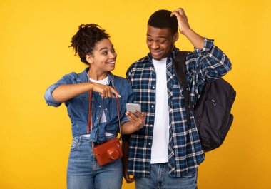 Seyahat Uygulaması Öneren Kadın Arkadaşa Telefon Gösterme, Sarı Arkaplan