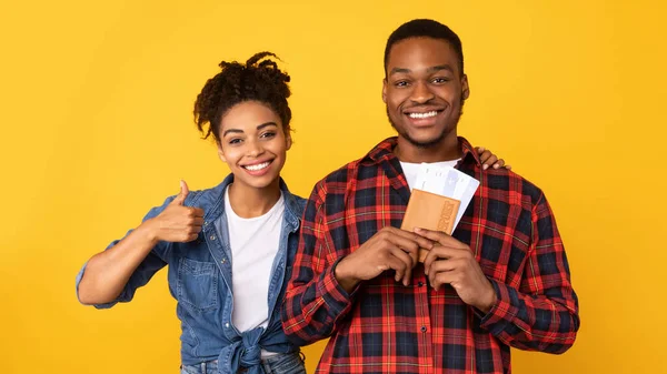 Happy African Tourists Holding Tickets Gesturing Thumbs-Up On Yellow Background — Stock Photo, Image