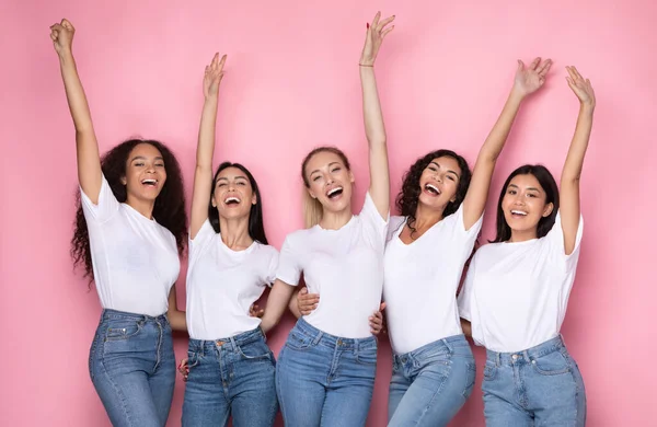 Cinco Joyful Diverse Ladies posando levantando as mãos sobre fundo rosa — Fotografia de Stock