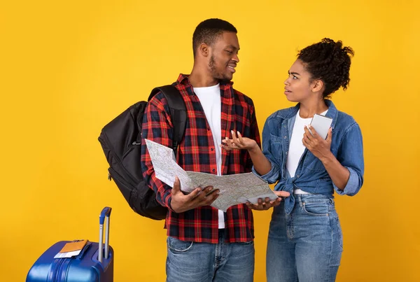 Pareja negra que planea una pelea Vacaciones Elegir destino, Fondo amarillo —  Fotos de Stock