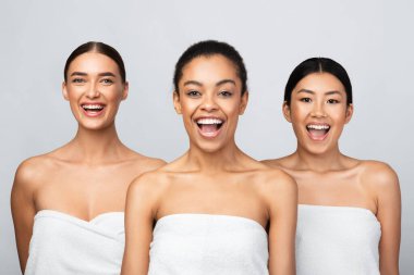 Beyaz Banyo Havlularına Sarılı Oyuncu Kadınlar, Gri Arkaplan