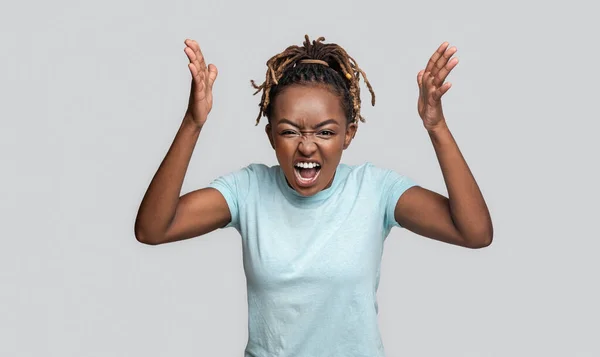 Безумная молодая черная женщина кричит и жестикулирует — стоковое фото