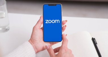 Zoom Cloud Toplantı uygulaması logosunu gösteren akıllı telefon