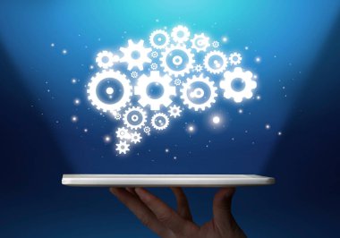 Mavi Arkaplan Üzerinde Holografik Çarkları olan Dijital Tablet Tutuluyor