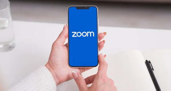 Smart phone che mostra il logo dell'app Zoom Cloud Meetings — Foto Stock