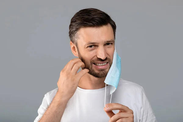 El hombre movió la máscara médica de la cara a la barba rasca — Foto de Stock