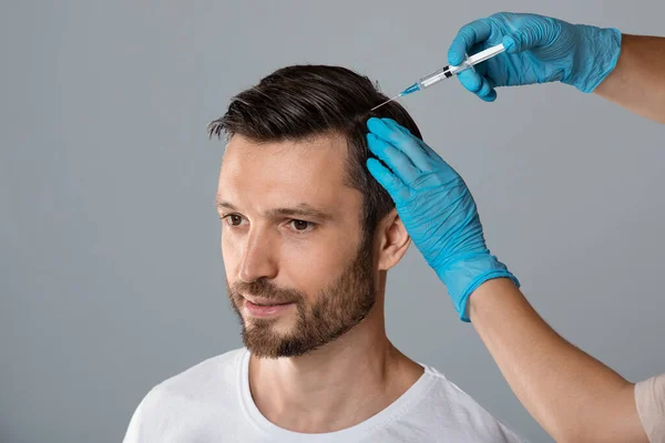 Mesoterapia per capelli. Uomo che riceve iniezioni in testa — Foto Stock