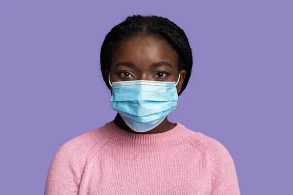身穿医用防护面罩的年轻黑人妇女的工作室肖像 — 图库照片
