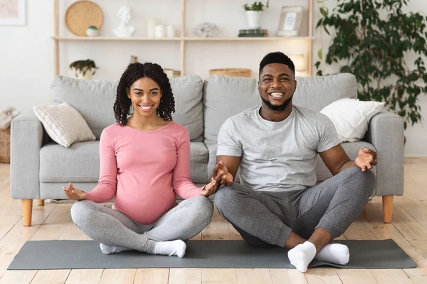 Весела афроамериканка очікує, що пара роздумуватиме разом вдома — стокове фото