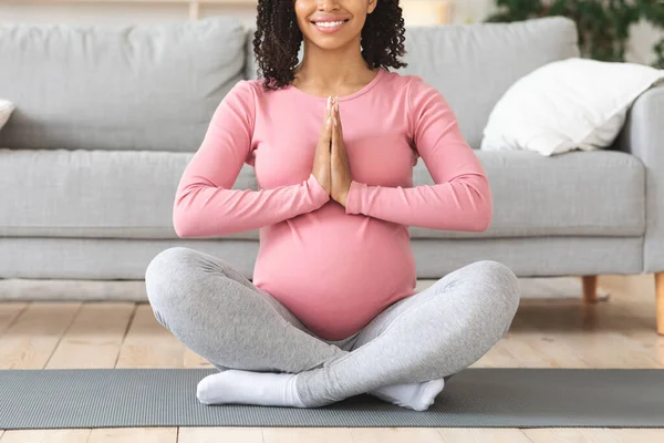 Ritagliato di meditare donna africana americana incinta — Foto Stock