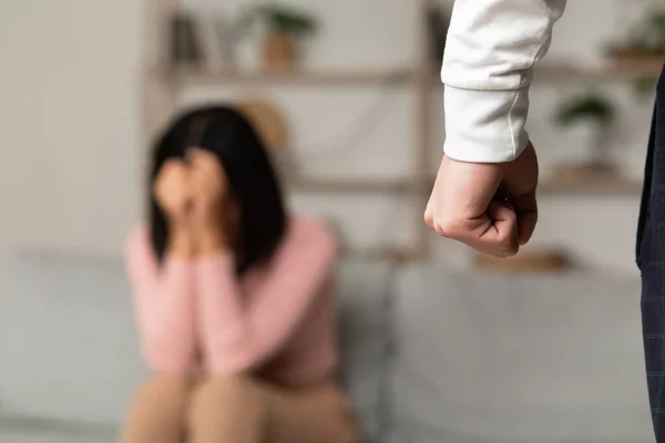 Huiselijk misbruik, boos aziatisch echtgenoot cllenching vuist bedreiging vrouw binnen — Stockfoto